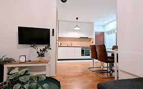 Doma-Lu Apartment-Near Airport And Highway- Free Parking